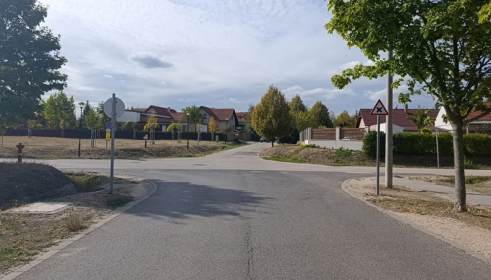 Járda és gyalogátkelőhely is létesül a Tengelice utcában
