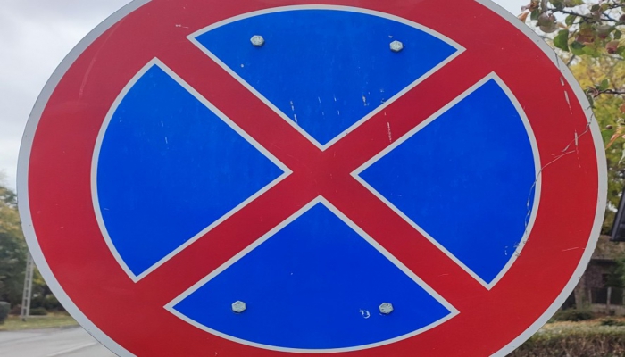 Kérjük, ne parkoljanak a régi postához!