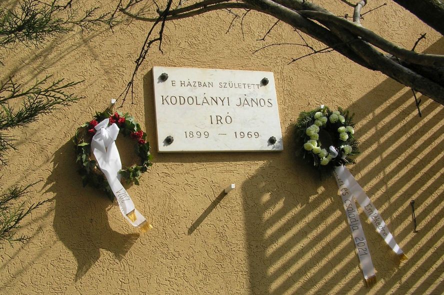 kodolanyi_tabla_koszoruval